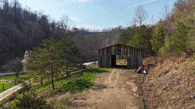665 665 Craft Crk, Salyersville, KY 41465