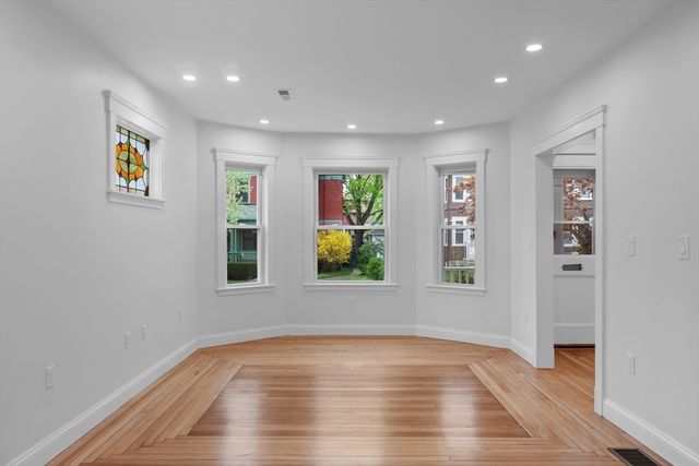 35 Farragut Ave 35, Medford, MA 02155