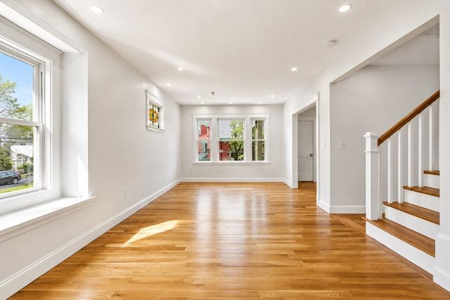 35 Farragut Ave 35, Medford, MA 02155