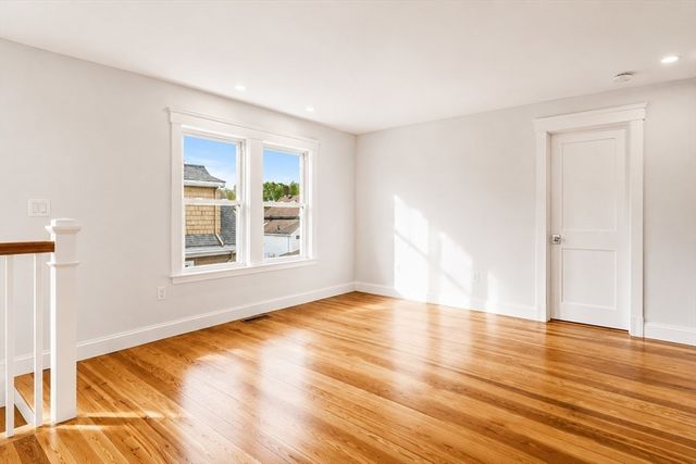35 Farragut Ave 35, Medford, MA 02155