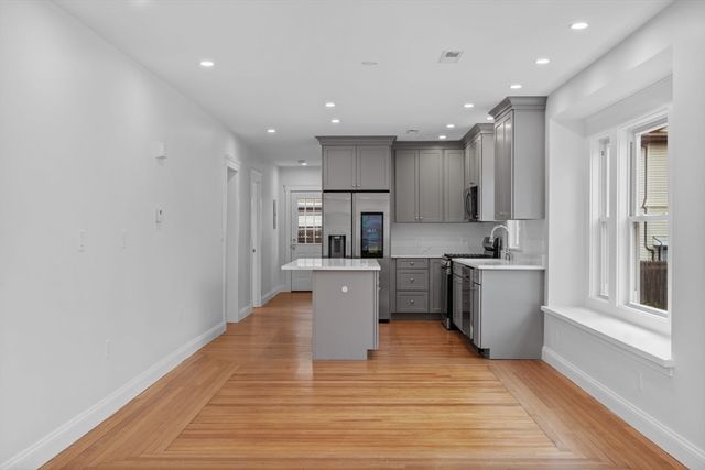 35 Farragut Ave 35, Medford, MA 02155