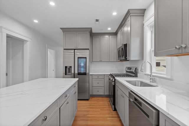 35 Farragut Ave 35, Medford, MA 02155