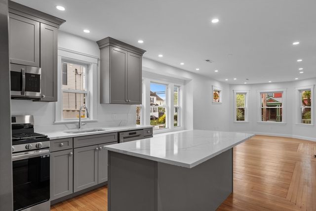 35 Farragut Ave 35, Medford, MA 02155