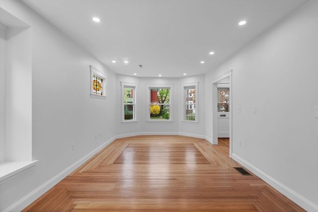 35 Farragut Ave 35, Medford, MA 02155