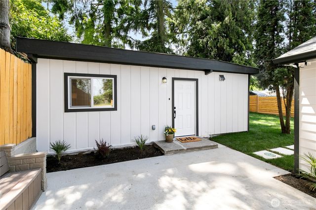 11 SW 100th Street, Seattle, WA 98146