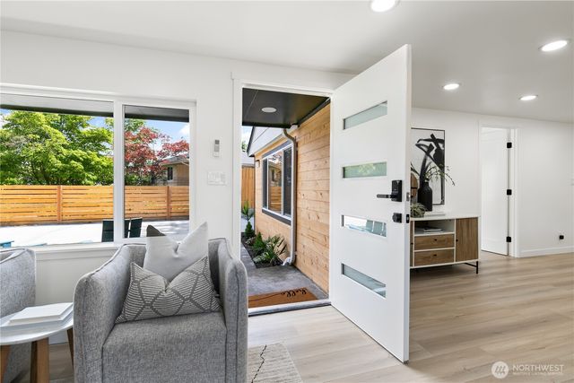 11 SW 100th Street, Seattle, WA 98146