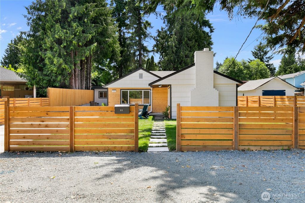 11 SW 100th Street, Seattle, WA 98146