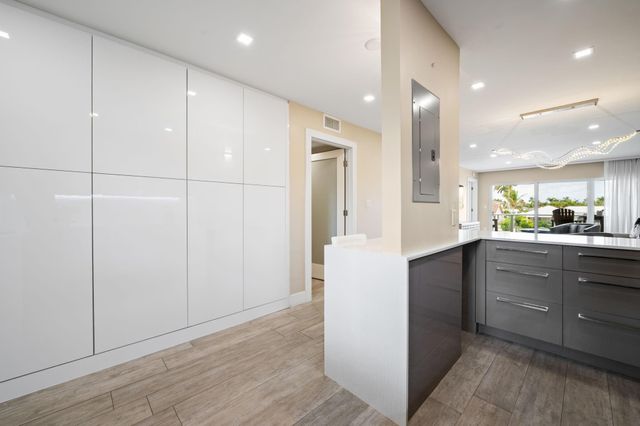 140 NE 28th Avenue 208, Pompano Beach, FL 33062