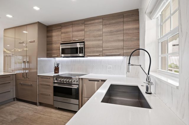 140 NE 28th Avenue 208, Pompano Beach, FL 33062