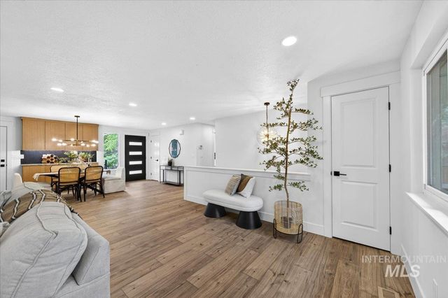 5927 N Collister Dr, Boise, ID 83703