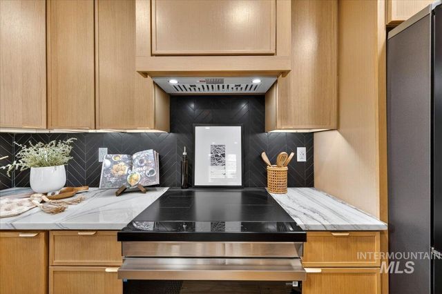 5927 N Collister Dr, Boise, ID 83703