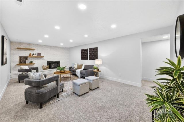 5927 N Collister Dr, Boise, ID 83703