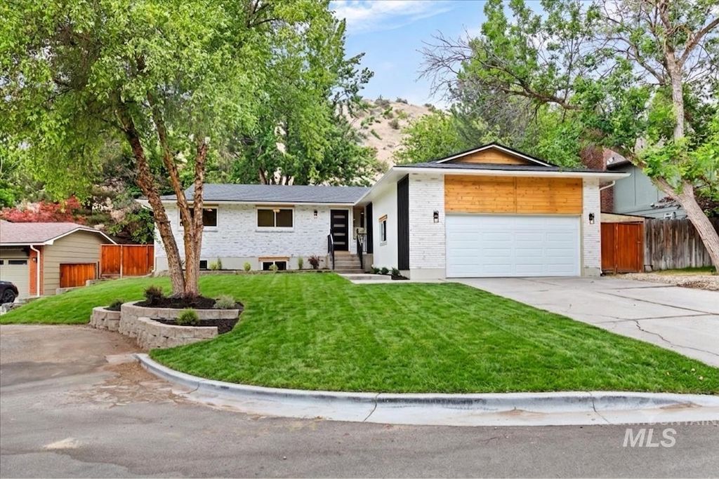 5927 N Collister Dr, Boise, ID 83703