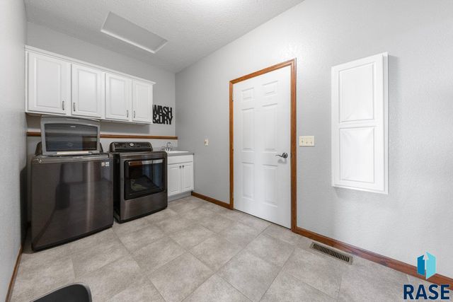 2013 Ridgeway Pl Place, Pierre, SD 57501