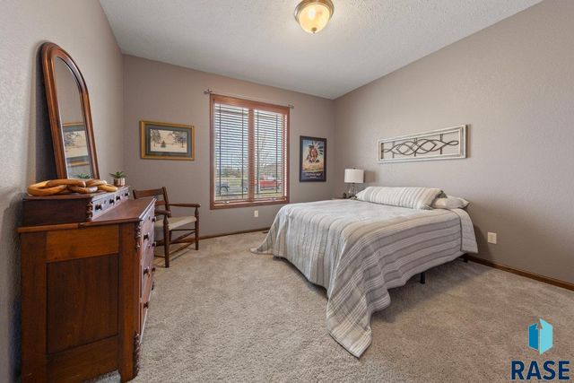 2013 Ridgeway Pl Place, Pierre, SD 57501