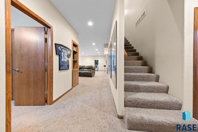 2013 Ridgeway Pl Place, Pierre, SD 57501