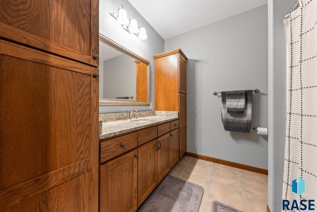 2013 Ridgeway Pl Place, Pierre, SD 57501