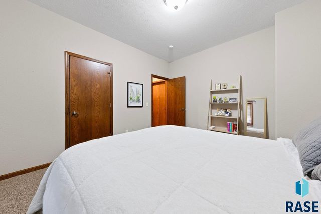 2013 Ridgeway Pl Place, Pierre, SD 57501