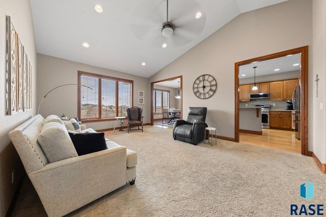 2013 Ridgeway Pl Place, Pierre, SD 57501