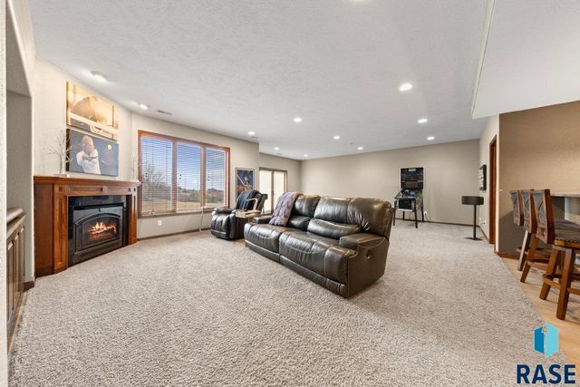 2013 Ridgeway Pl Place, Pierre, SD 57501