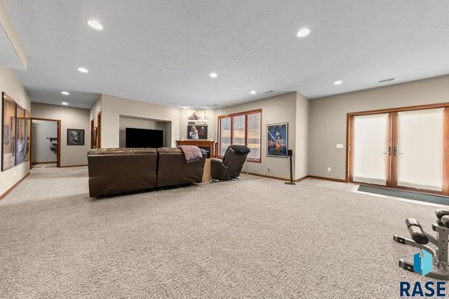 2013 Ridgeway Pl Place, Pierre, SD 57501