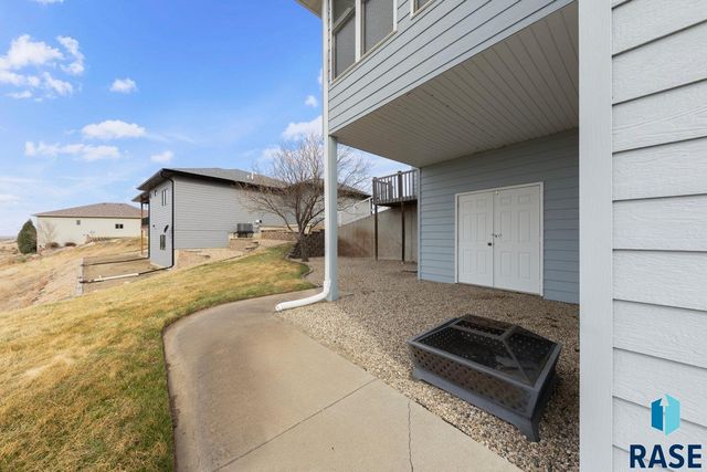 2013 Ridgeway Pl Place, Pierre, SD 57501