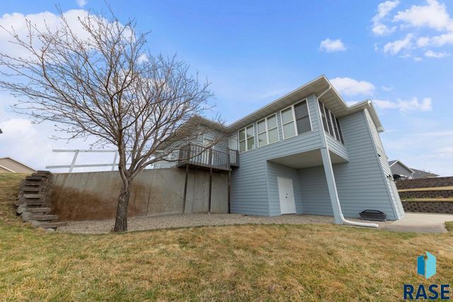 2013 Ridgeway Pl Place, Pierre, SD 57501