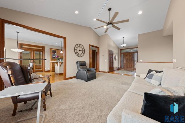2013 Ridgeway Pl Place, Pierre, SD 57501