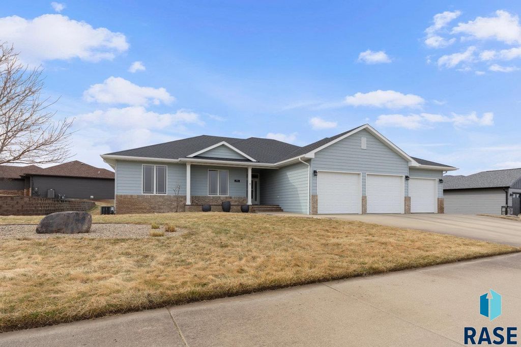2013 Ridgeway Pl Place, Pierre, SD 57501