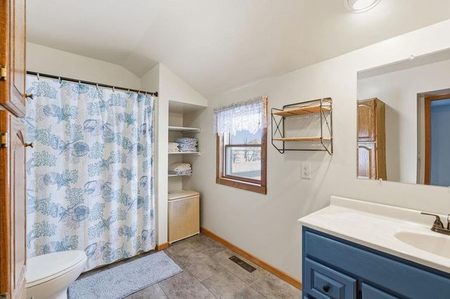 5987 COUNTY RD E, Omro, WI 54963