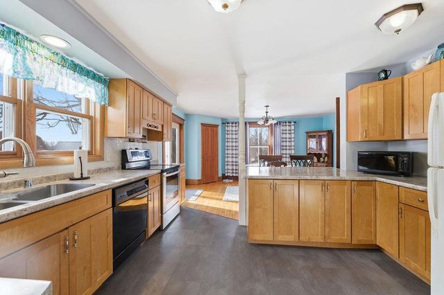 5987 COUNTY RD E, Omro, WI 54963