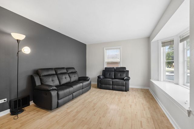 1031 Glenwood Avenue, Waukegan, IL 60085