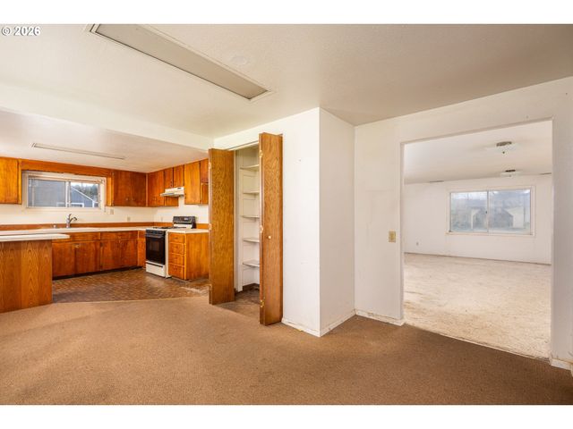 875 S 43RD St, Springfield, OR 97478