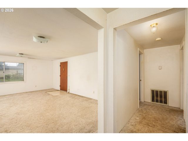 875 S 43RD St, Springfield, OR 97478