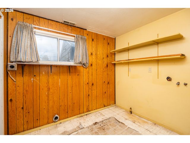 875 S 43RD St, Springfield, OR 97478