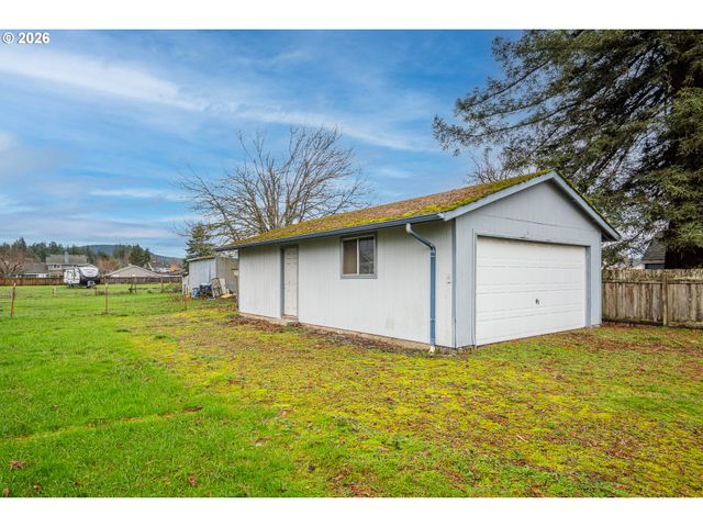 875 S 43RD St, Springfield, OR 97478