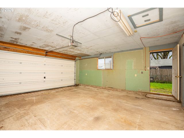 875 S 43RD St, Springfield, OR 97478