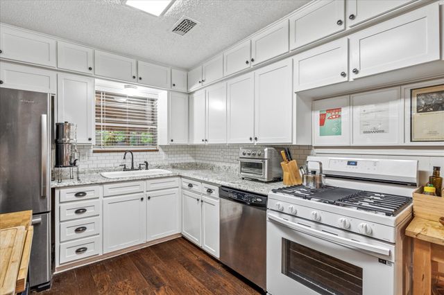 2004 Valley Lane, Arlington, TX 76013