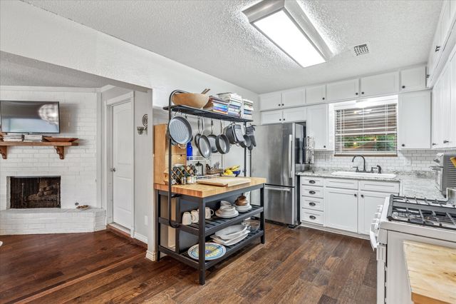 2004 Valley Lane, Arlington, TX 76013