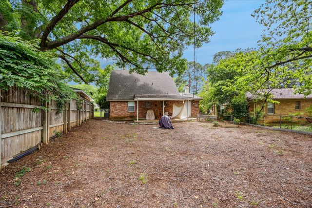 2004 Valley Lane, Arlington, TX 76013