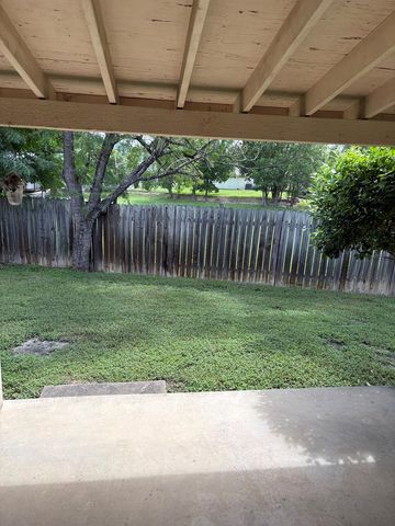 1515 N Ridgemont Lane, Kerrville, TX 78028