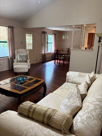 1515 N Ridgemont Lane, Kerrville, TX 78028