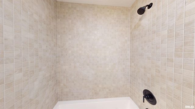 5882 BUTTERFIELD Court, Bettendorf, IA 52722