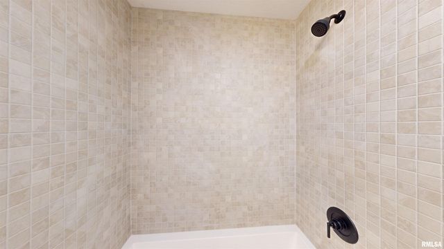 5882 BUTTERFIELD Court, Bettendorf, IA 52722