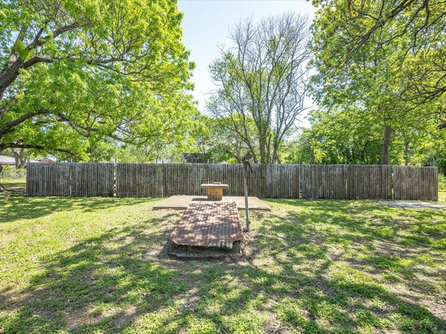1001 W Lampasas Street, Ennis, TX 75119