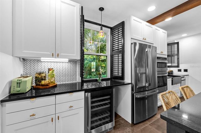 3213 W BARCELONA STREET, Tampa, FL 33629