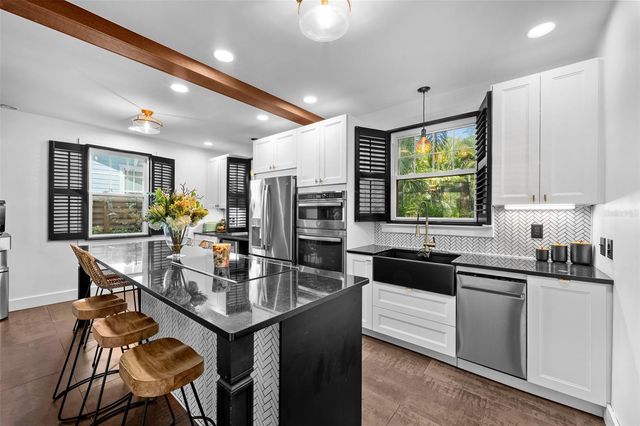 3213 W BARCELONA STREET, Tampa, FL 33629