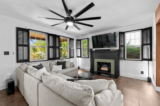 3213 W BARCELONA STREET, Tampa, FL 33629