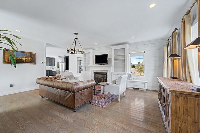 72 Grove St, Hopkinton, MA 01748