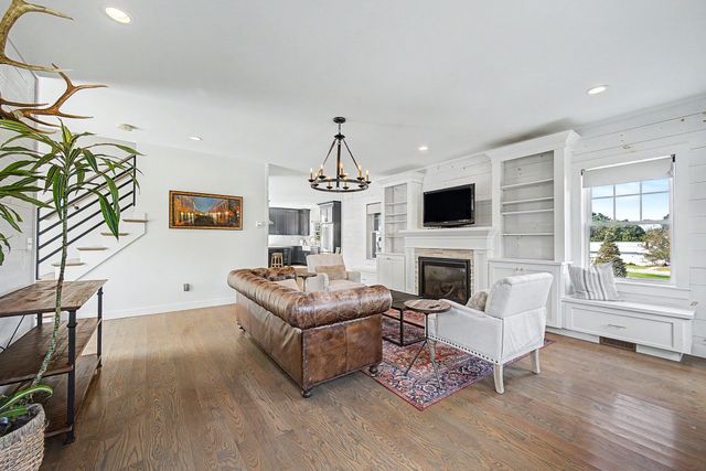 72 Grove St, Hopkinton, MA 01748